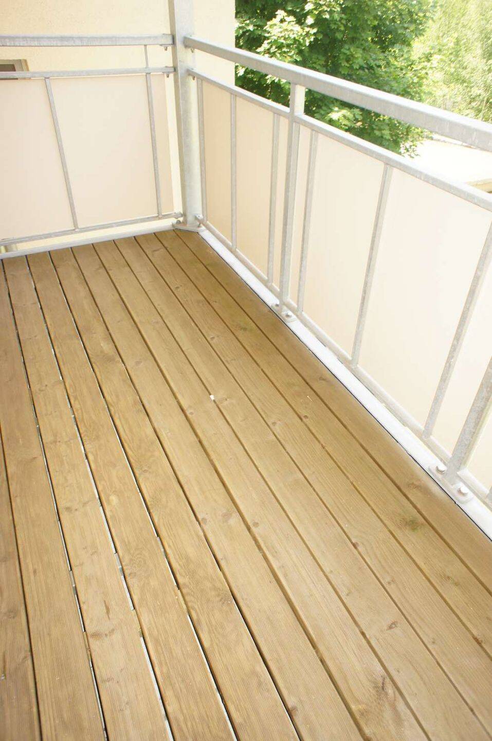 Frei ab 1.10. inklusive EBK / geräumige Küche mit Balkon - im 1. OG