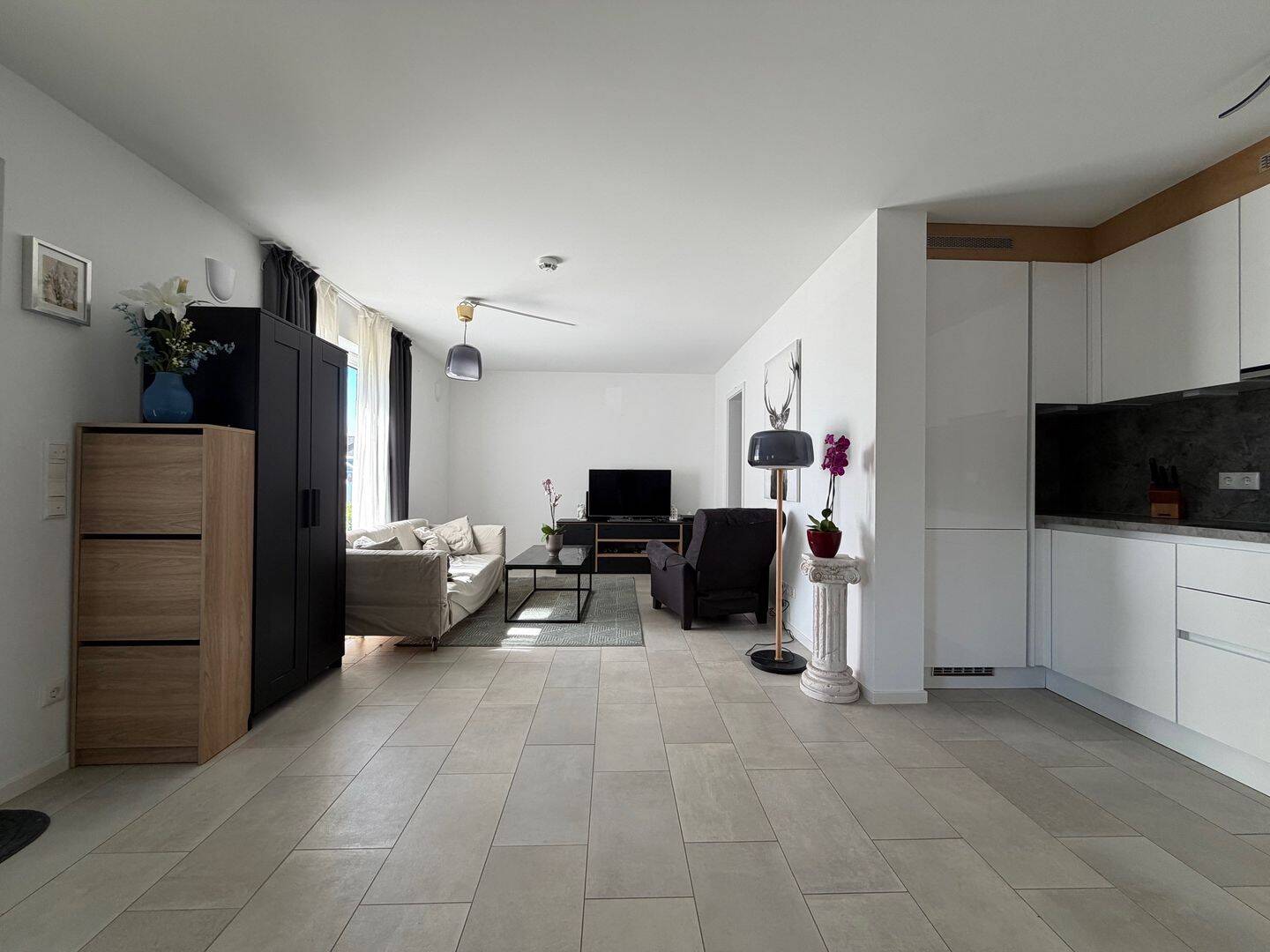 neuwertige 2 Zimmer-Wohnung in gehobener Ausstattung mit Terrasse und 2 Stellplätzen – Trier – Bild 1 von 9