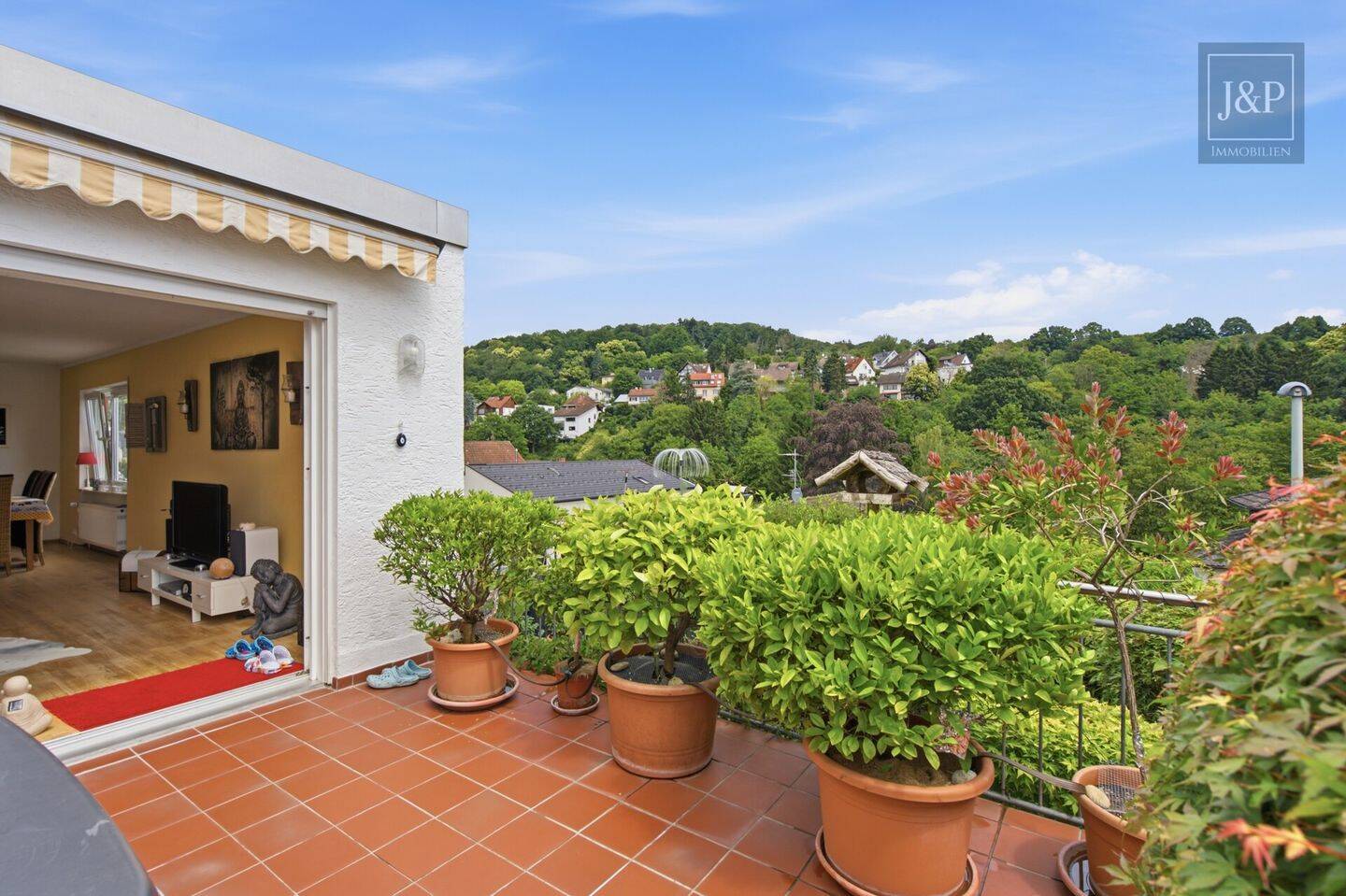 Modernes Familienzuhause im Bungalowstil mit Terrasse, Garten & 3 Garagen – Bad Soden – Vorschaubild 2
