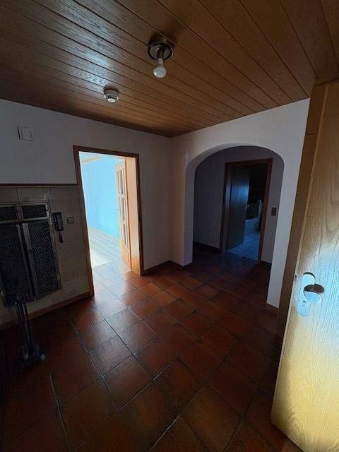 Attraktives 2-Familienhaus in idyllischer Lage mit tollem Grundstück & Ausbaupotential – Waldbrunn – Vorschaubild 4