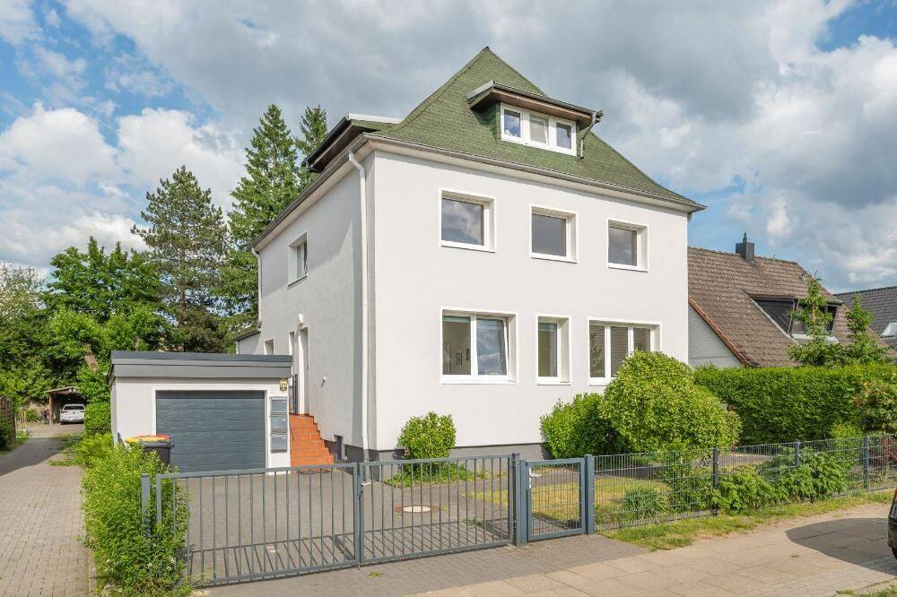 Mehrfamilienhaus mit drei Wohnungen in Rahlstedt – Hamburg – Bild 1 von 9