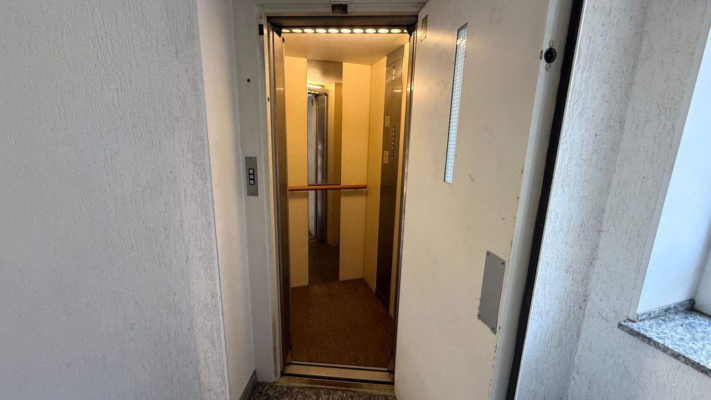 DG + Aufzug + moderner Boden + Bad mit Wanne + EBK – Chemnitz – Vorschaubild 8