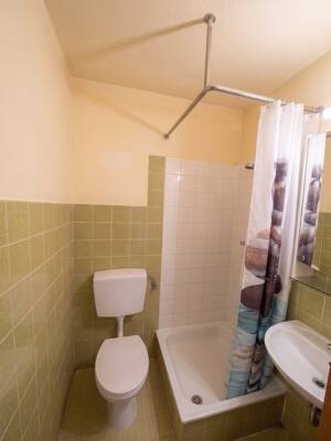 2 Zimmer-Wohnung mit Schwarzwaldblick. Lichtdurchflutete Zimmer, Balkon mit Doppelzugang und Tiefgarage in Freiburg – 79106 Freiburg im Breisgau – Vorschaubild 3