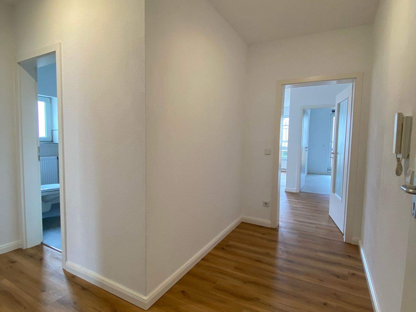 Frisch Saniert inkl. 2x PKW-Stellplätze, Einbauküche & Balkon – Magdeburg – Vorschaubild 9