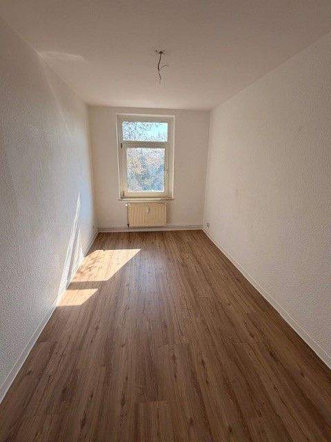 Gemütliche 4-Raum Wohnung mit nagelneuem Vinylfußboden und Einbauküche. – Magdeburg – Vorschaubild 5