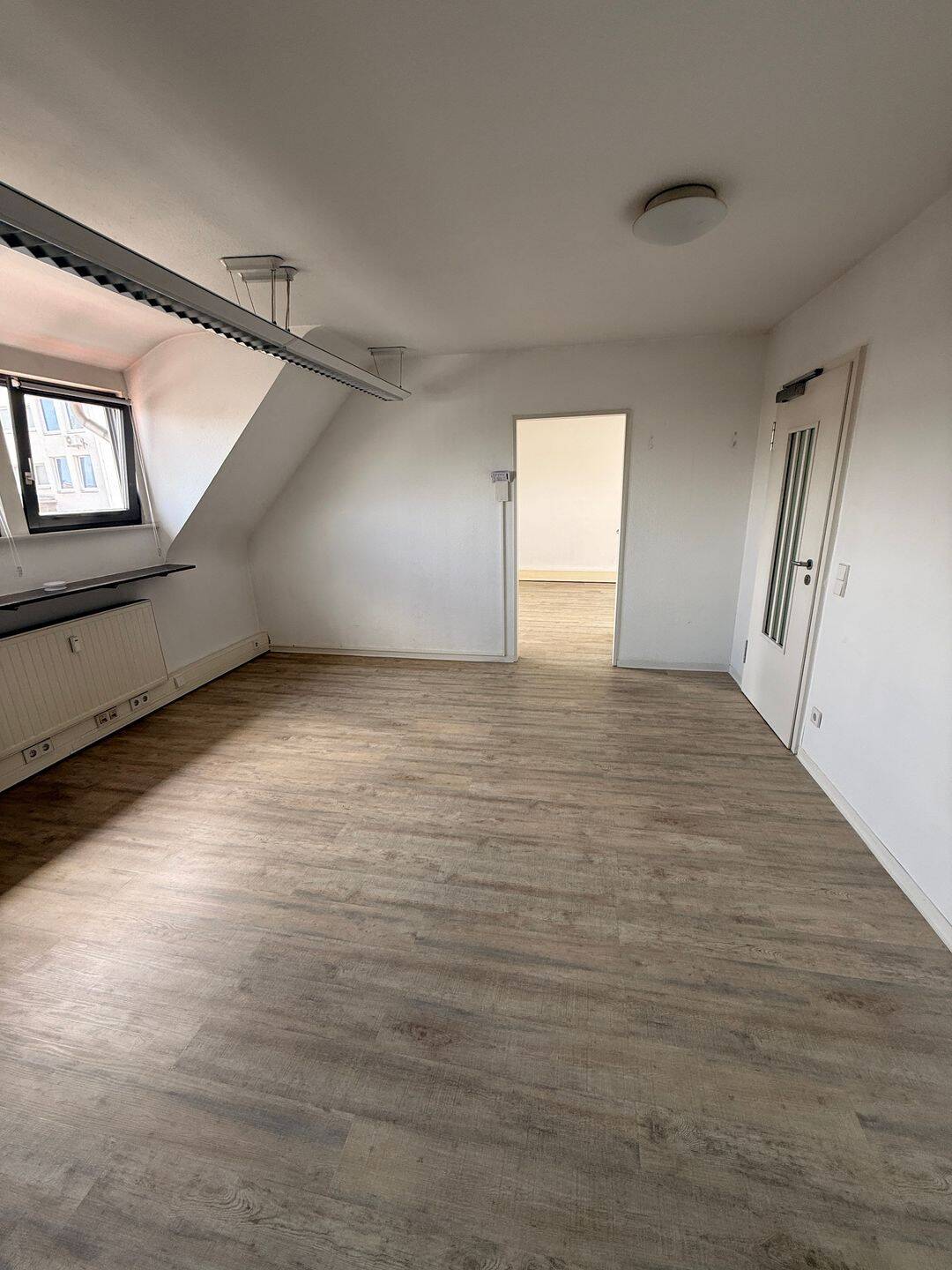 Helle Dachgeschosswohnung mit Einbauküche – Saarbrücken – Vorschaubild 5
