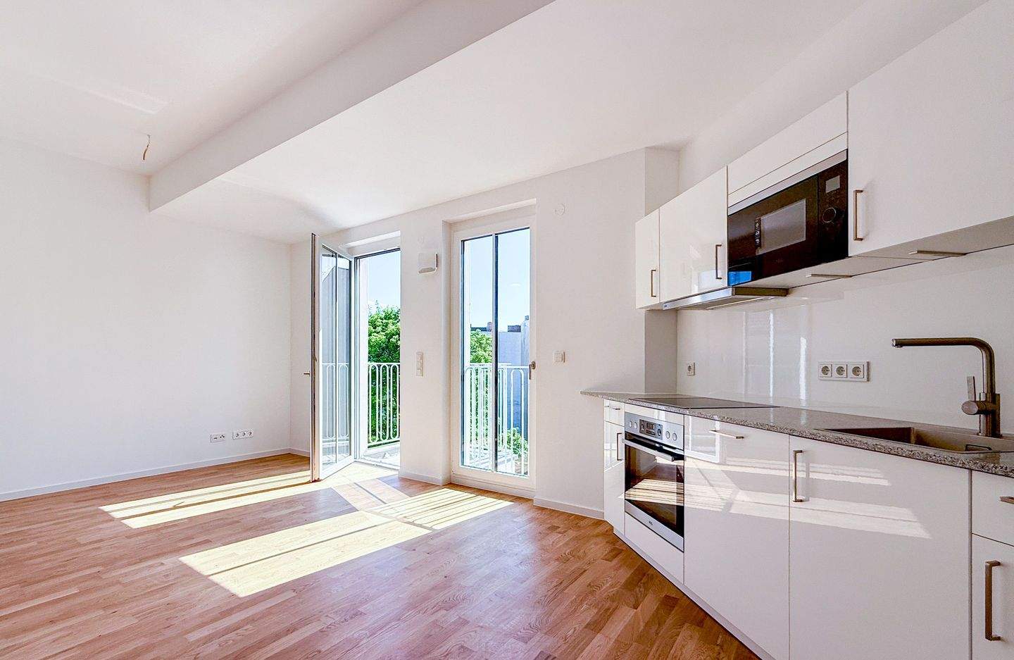 Helle, ruhige vermietete Wohnung (3,8%) zur Hofseite - sonniger Balkon mitten in der Hauptstadt – Berlin – Bild 1 von 9