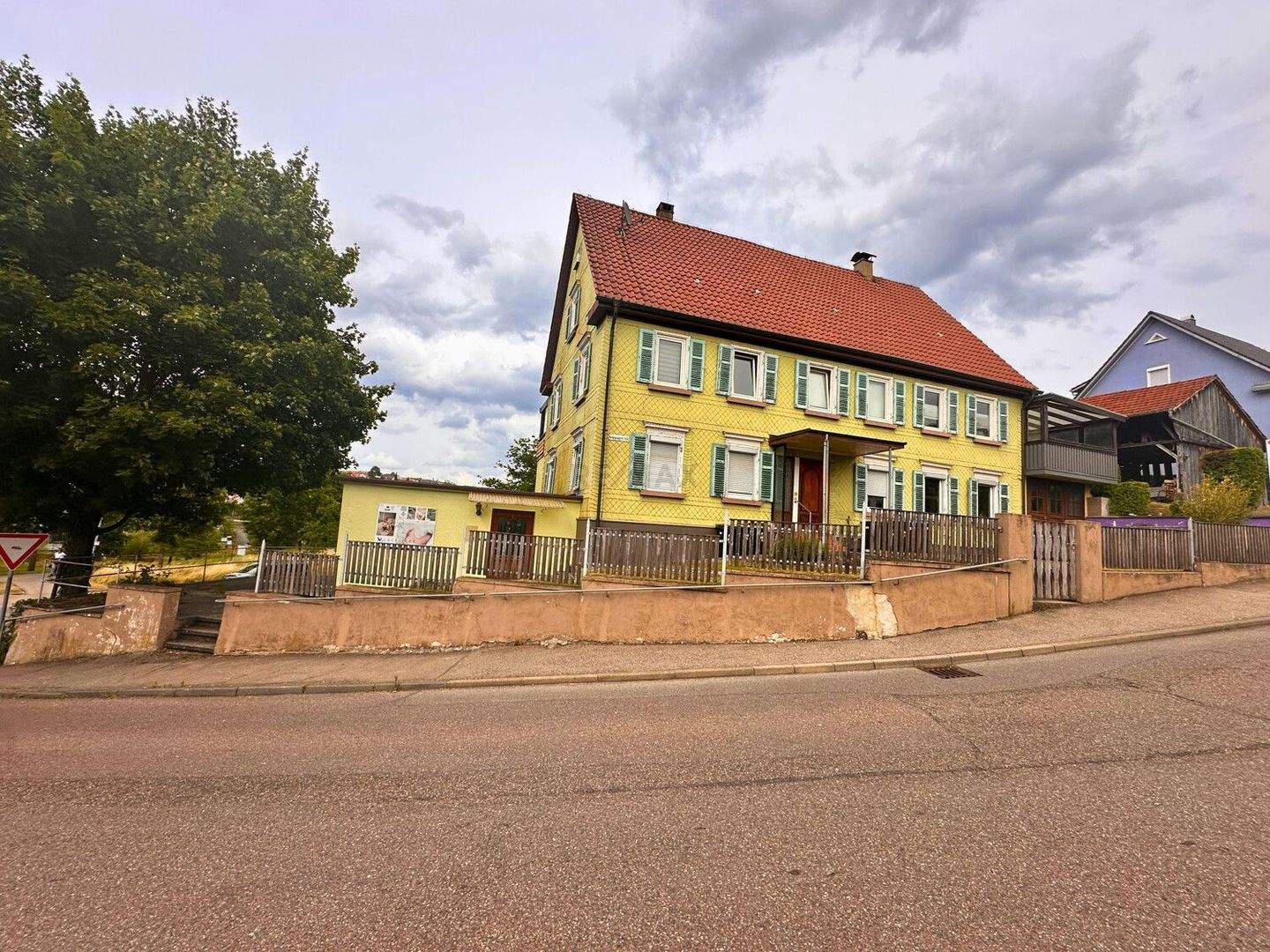 Attraktives Mehrfamilienhaus mit Ausbaureserve! Jetzt investieren! – Rechberghausen – Bild 1 von 9