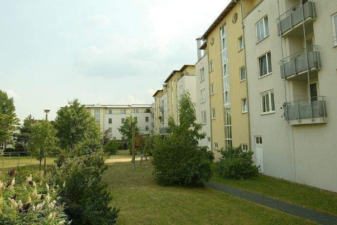 Helle und freundliche 2-Raum-Wohnung im Dresdner Norden! Mit Balkon, Einbauküche, Parkett, Aufzug und Tiefgarage in ruhiger Lage! – Dresden – Vorschaubild 2