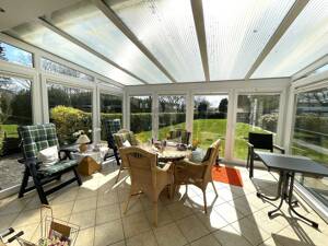 SONNENDURCHFLUTETE GARTENIDYLLE: BARRIEREARMER BUNGALOW MIT PANORAMA-WINTERGARTEN UND WEITBLICK