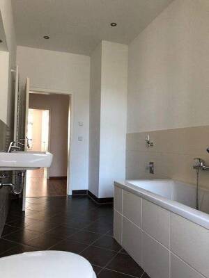 Schicke großräumige 2 Zimmerwohnung / Fußbodenheizung / Küche mit Zugang zum sonnigen Balkon / Tageslichtbad mit Wanne/Dusche – 4105 Leipzig – Vorschaubild 2