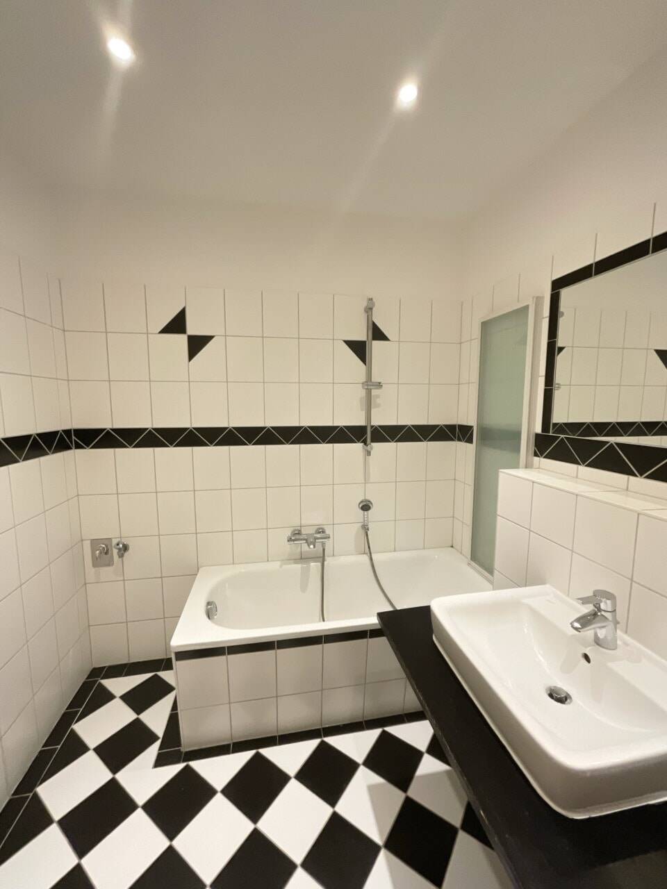 Die ist es! + Vermietete 3 Zimmer in Gohlis + Sonniger Westbalkon + Dunkles Laminat + Bad mit Wanne – Leipzig – Vorschaubild 5