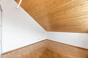 Viel Raum zum Wohlfühlen - 4-Zimmer-Dachgeschosswohnung mit Dachterrasse und Hobbyraum – 70569 Stuttgart – Vorschaubild 8