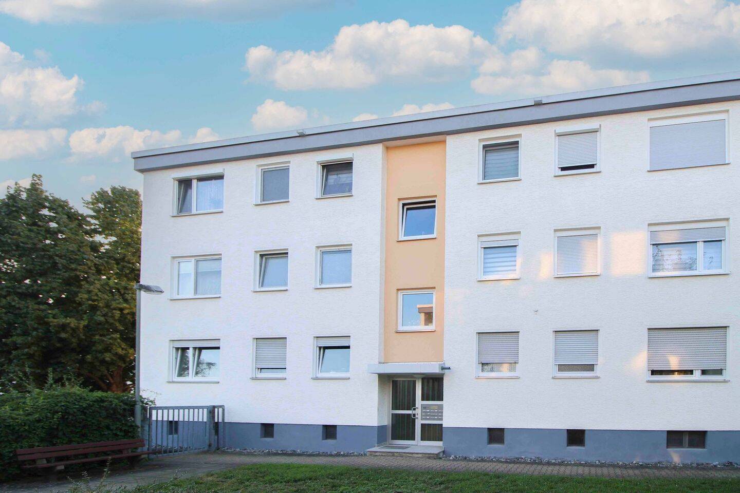 3 - Zi ETW mit Balkon & 2 Außenstellplätzen – Wiesbaden – Bild 1 von 4