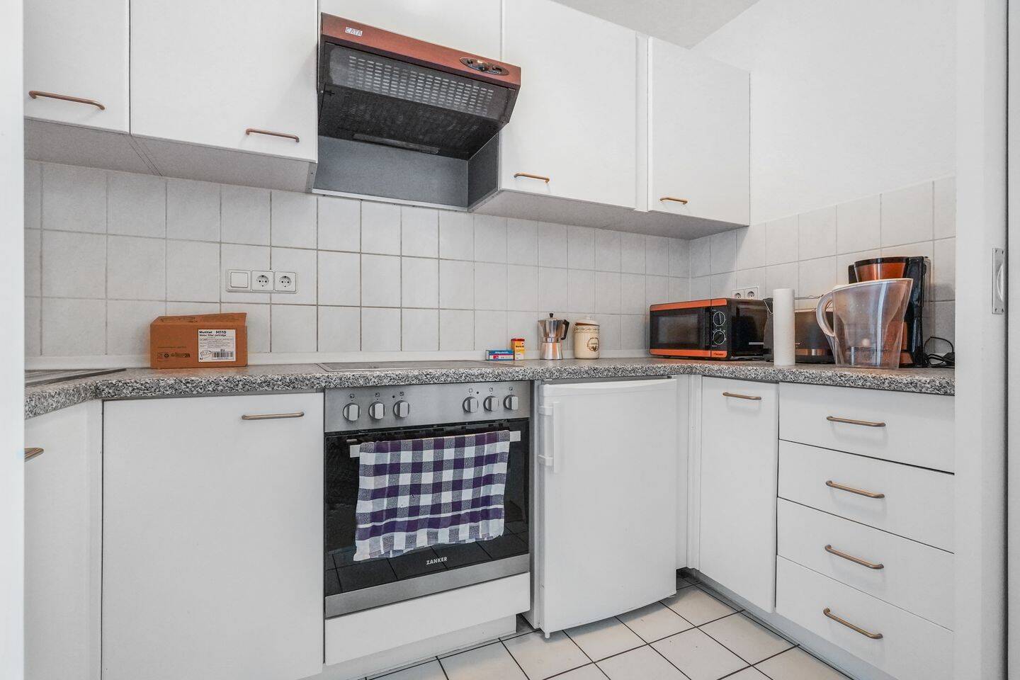 3-Zimmer-Wohnung mit Concierge-Service, zwei Bädern und Balkon zum ruhigen Innenhof – Berlin – Vorschaubild 3
