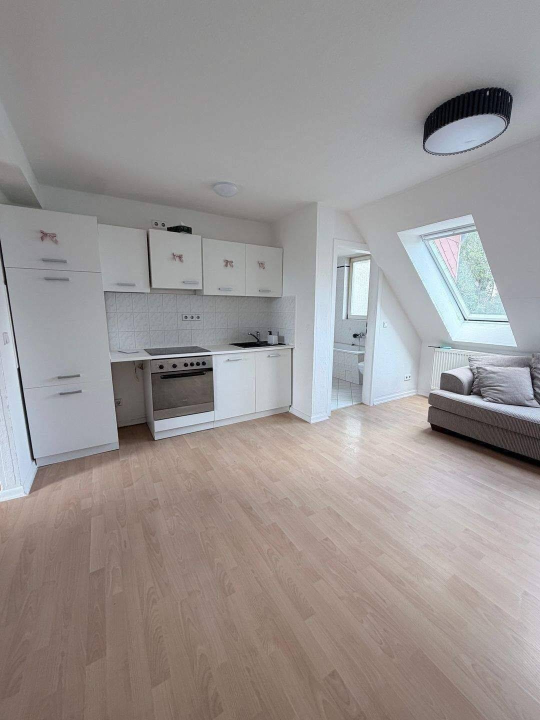 Bezugsfrei! Keine Provision! Sonnige, 37 m², 2-Zi-DG, Bj 2000 im sanierten AB-Gebäude, gr. Innenhofgarten – Berlin – Vorschaubild 2