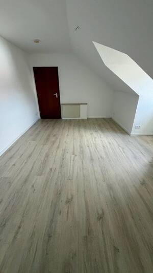 Schöne 3-Zimmer DG Wohnung mit modernisierter Küche und Balkon – 91056 Erlangen – Vorschaubild 6
