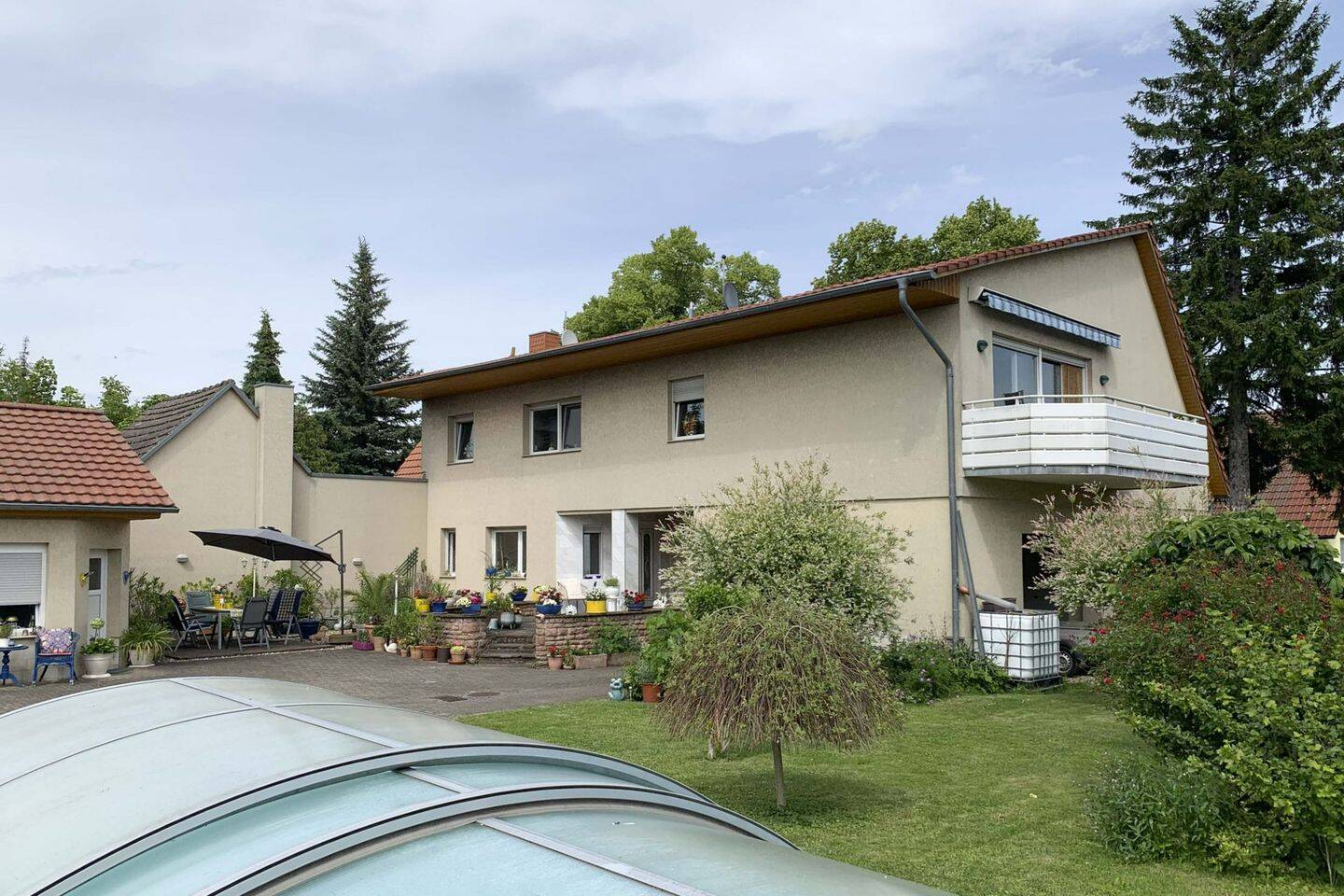 Modernisiertes Einfamilienhaus mit weitläufigem Garten und exklusivem Poolbereich