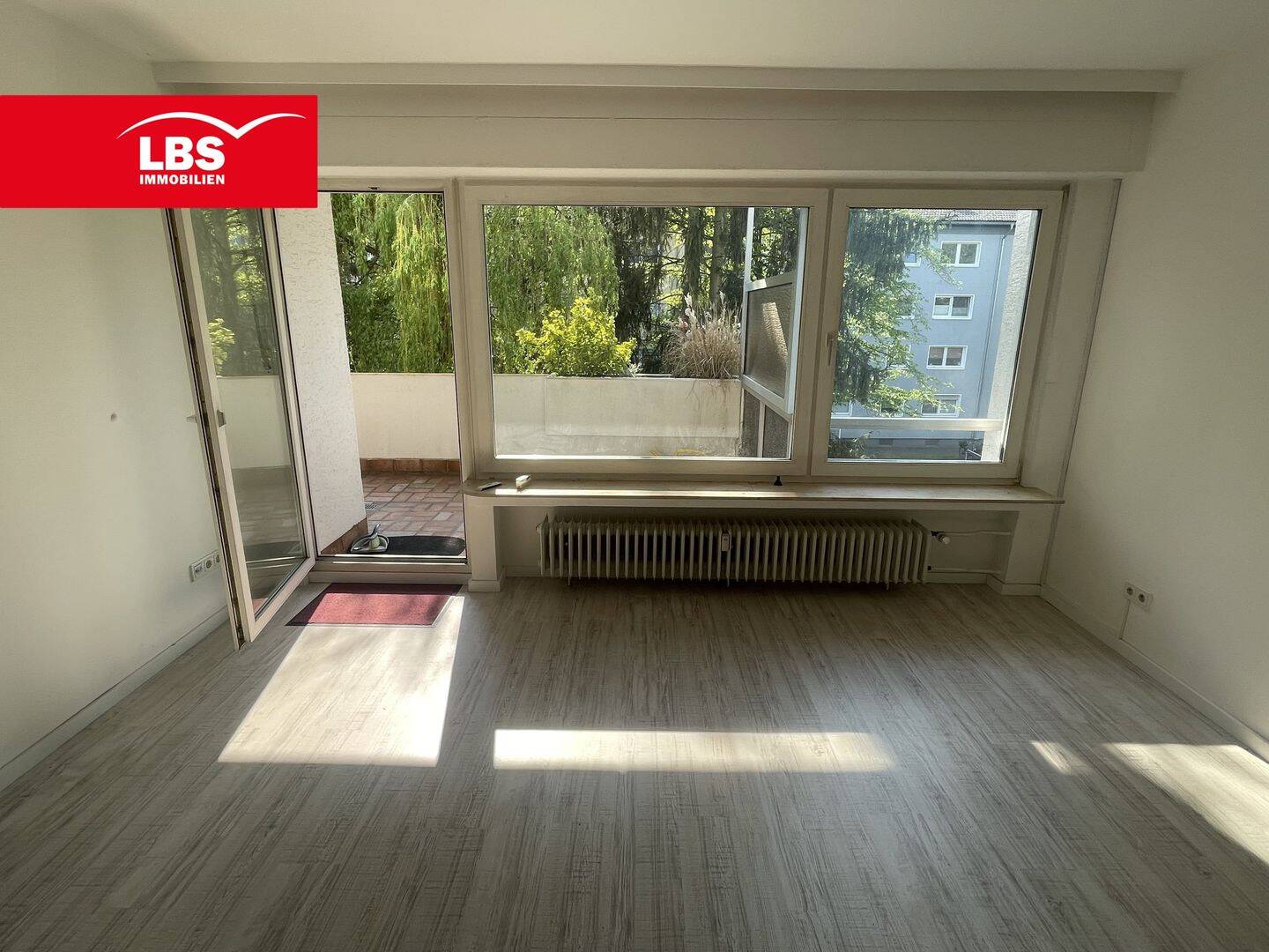 Charmante 3,5 Zimmer Wohnung mit Balkon und Garage «Bezugsfrei» – Köln – Bild 1 von 9