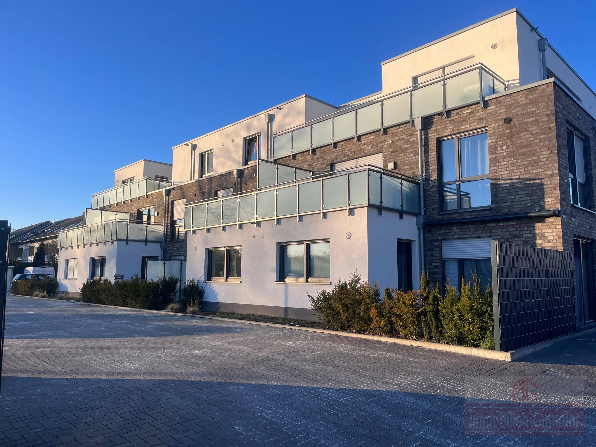 Immobilien Gumnior präsentiert privionsfrei: Erdgeschosswohnung mit Terrasse im Ortskern von Wallen