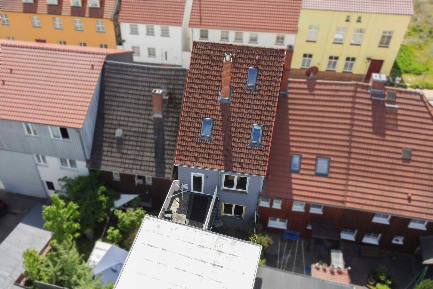 Altstadtjuwel mit Innenhof: RMH inklusive Dachterrasse, Sauna & viel Wohnfläche