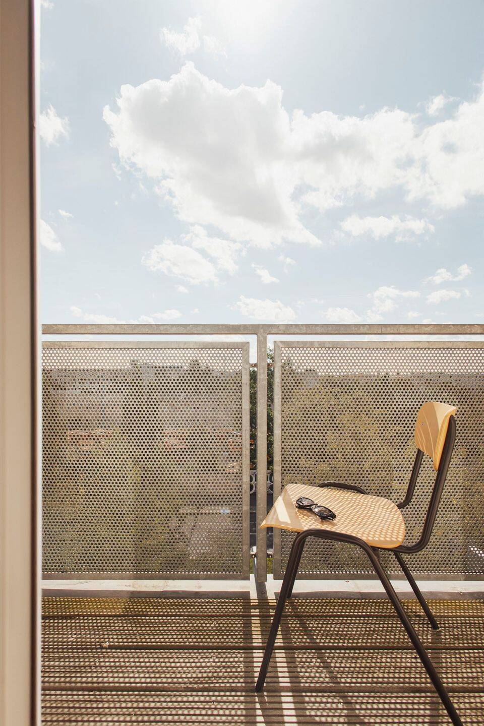 Stilvoll sanierte Altbauwohnung mit Südbalkon und Blick über die Stadt – Berlin – Vorschaubild 8