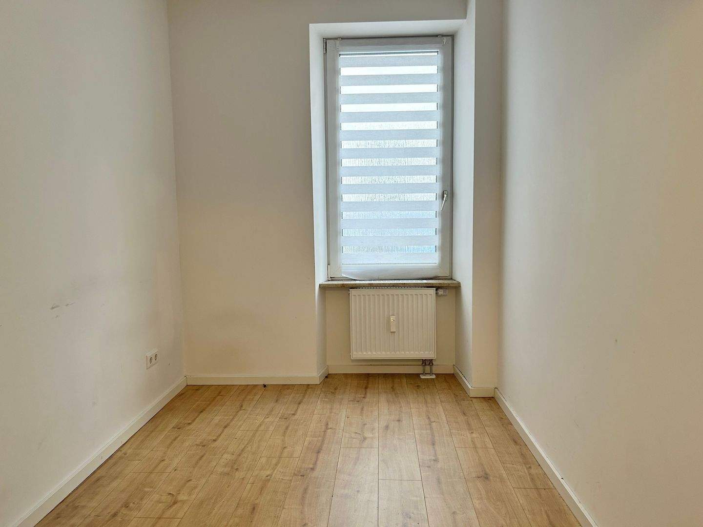 ***MINIMALISTISCHE 28 m² 2 ZIMMER SINGLE WOHNUNG*** KLEINER KOCHBEREICH – Fürth – Vorschaubild 4