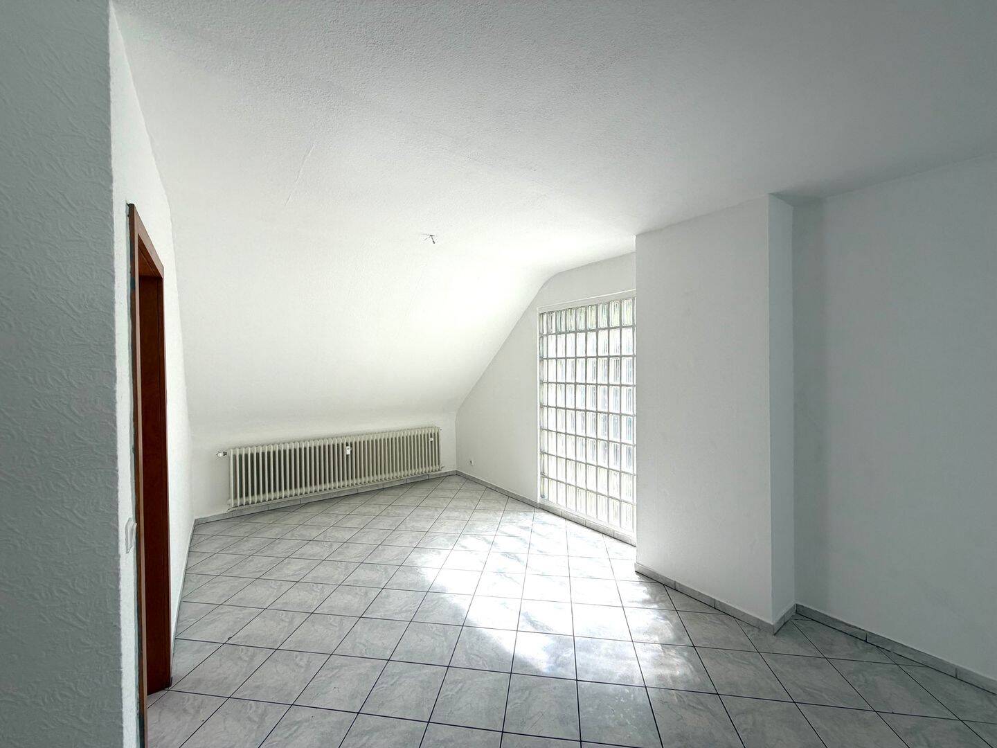 Schöne Dachgeschosswohnung im Grumbachtalweg – Saarbrücken – Vorschaubild 4