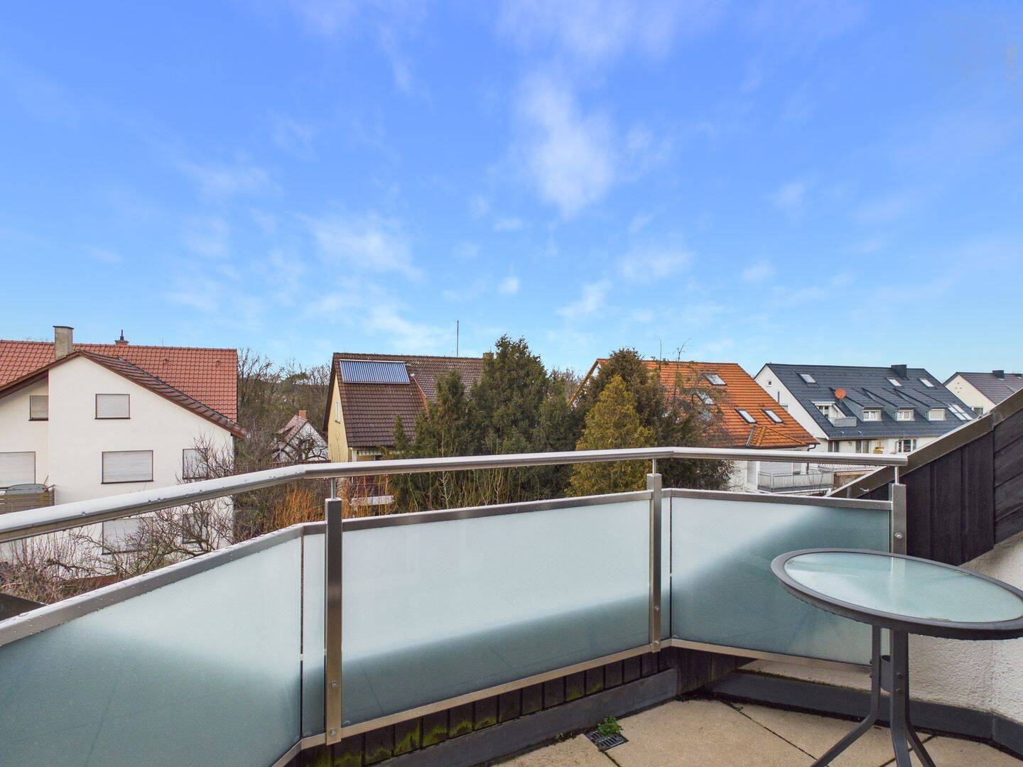 Helle Maisonette 60 m² mit Dachstudio 25 m², Balkon mit schöner Aussicht und Kfz-Stellplatz – Stuttgart – Vorschaubild 3