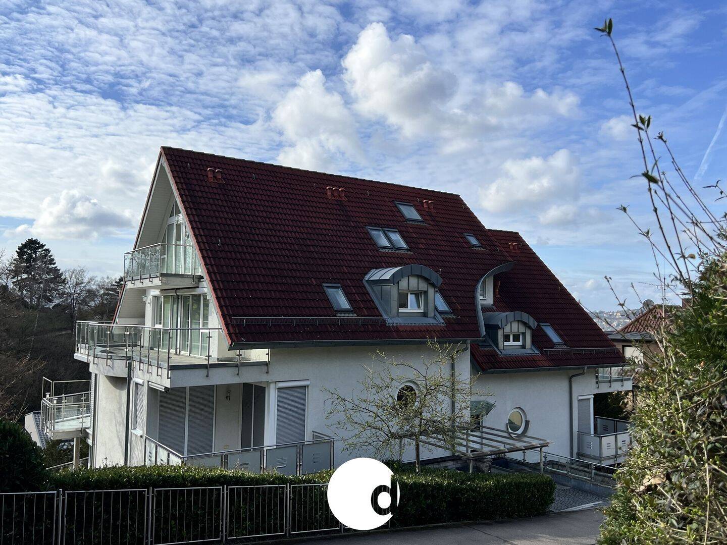 Wunderschöne 2,5-Zi.-Galerie-Wohnung mit herrlichem Blick auf den Weißenburgpark – Stuttgart – Bild 1 von 9