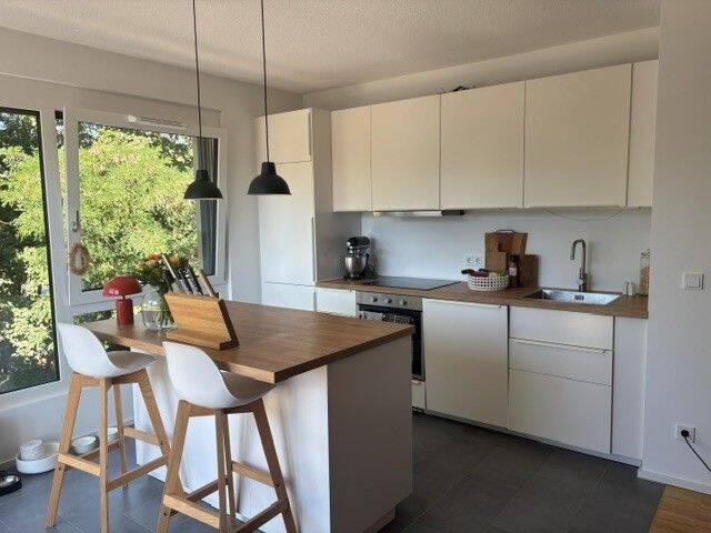 Große 4-Zimmer Wohnung mit Loggia und zwei Badezimmer