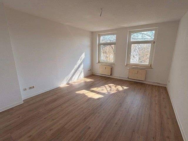 Gemütliche 4-Raum Wohnung mit nagelneuem Vinylfußboden und Einbauküche.