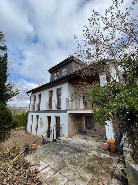 ***Haus mit Aussicht und viel Potential***
