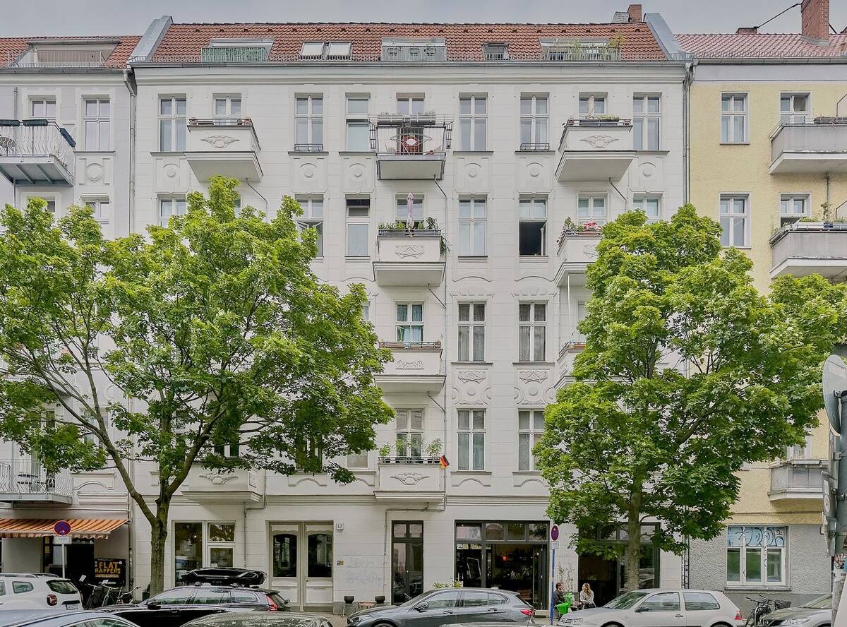 4,5-Zi.-Altbauwohnung im Winsviertel mit Ausbaupotenzial & zwei Balkonen – 10405 Berlin – Bild 1 von 9