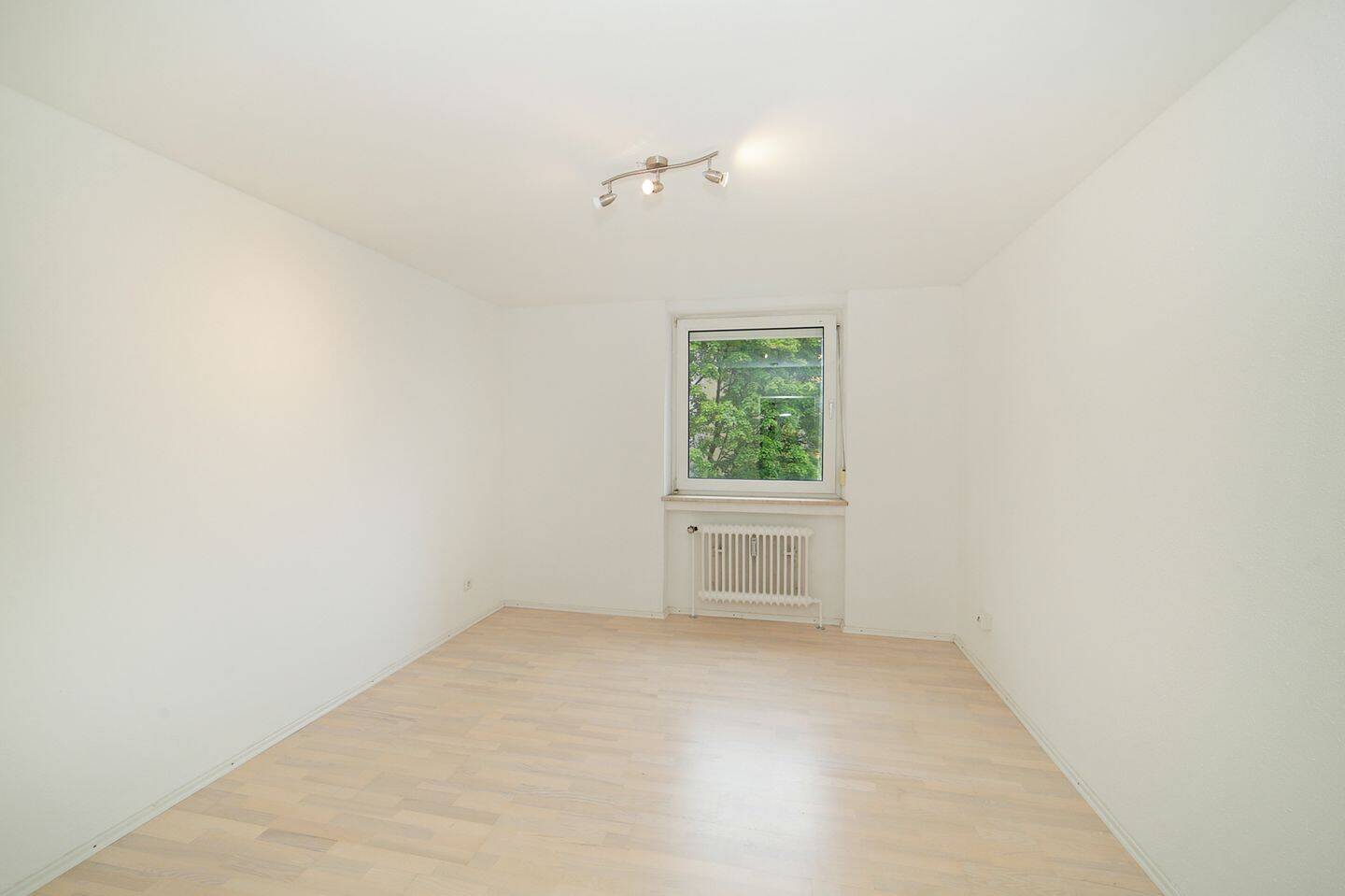 Wohnen direkt am Ostpark: Helle, renovierte 3-Zimmer-Wohnung mit zwei Südbalkonen und Weitblick. – München – Vorschaubild 4