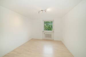 Wohnen direkt am Ostpark: Helle, renovierte 3-Zimmer-Wohnung mit zwei Südbalkonen und Weitblick. – 81735 München – Vorschaubild 4