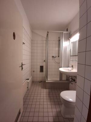 geräumige 1-Zimmer-Wohnung mit Schlafnische und Balkon und Tiefgaragenplatz zur Miete in Saarbrücken – 66115 Saarbrücken – Vorschaubild 3