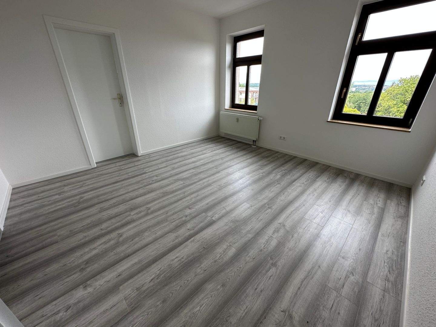 Wohnen im Dachgeschoss - modernes Laminat ... u.v.m.