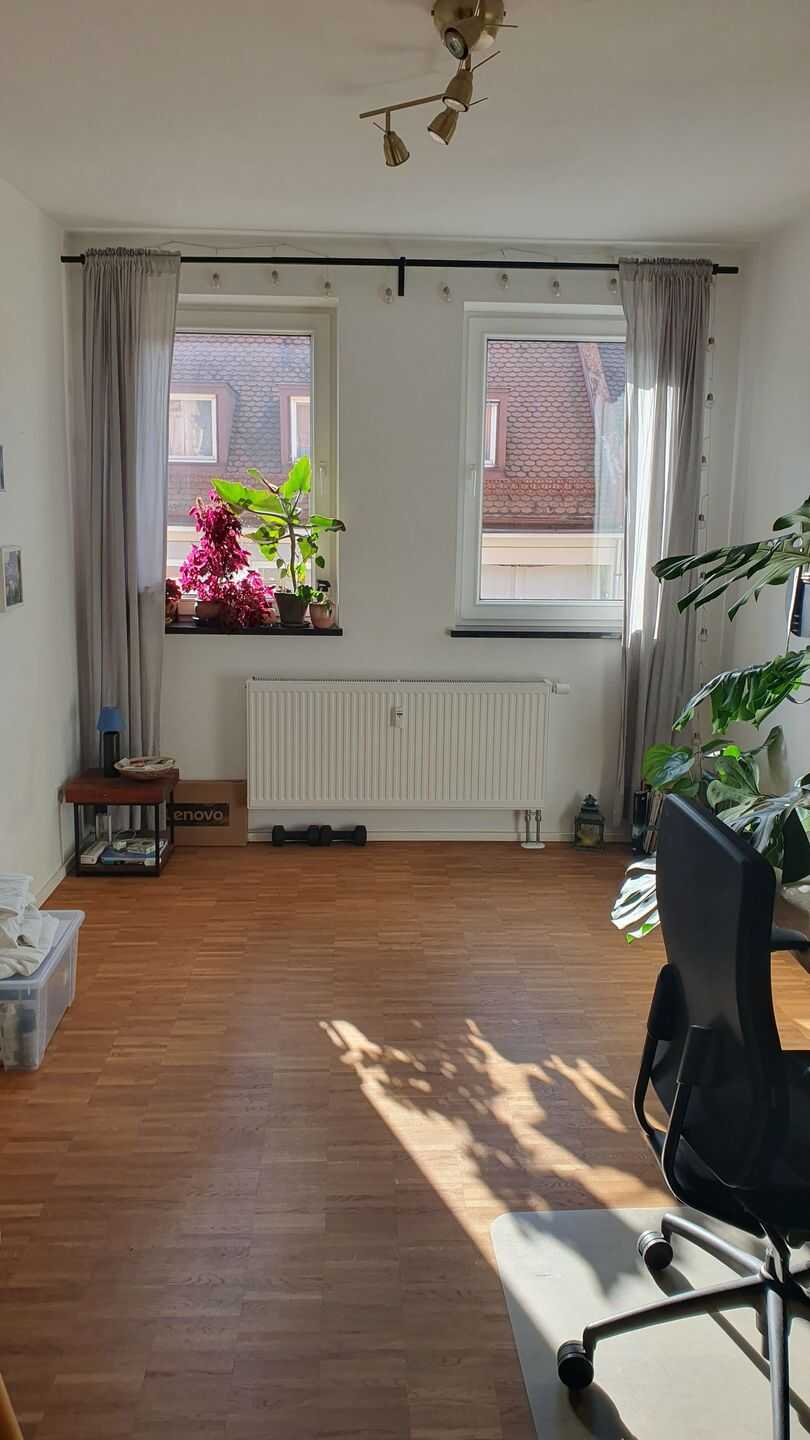 Top Saniert: Sonnige DG Wohnung mit EBK und Riesen Balkon - Rennweg – Nürnberg – Vorschaubild 4