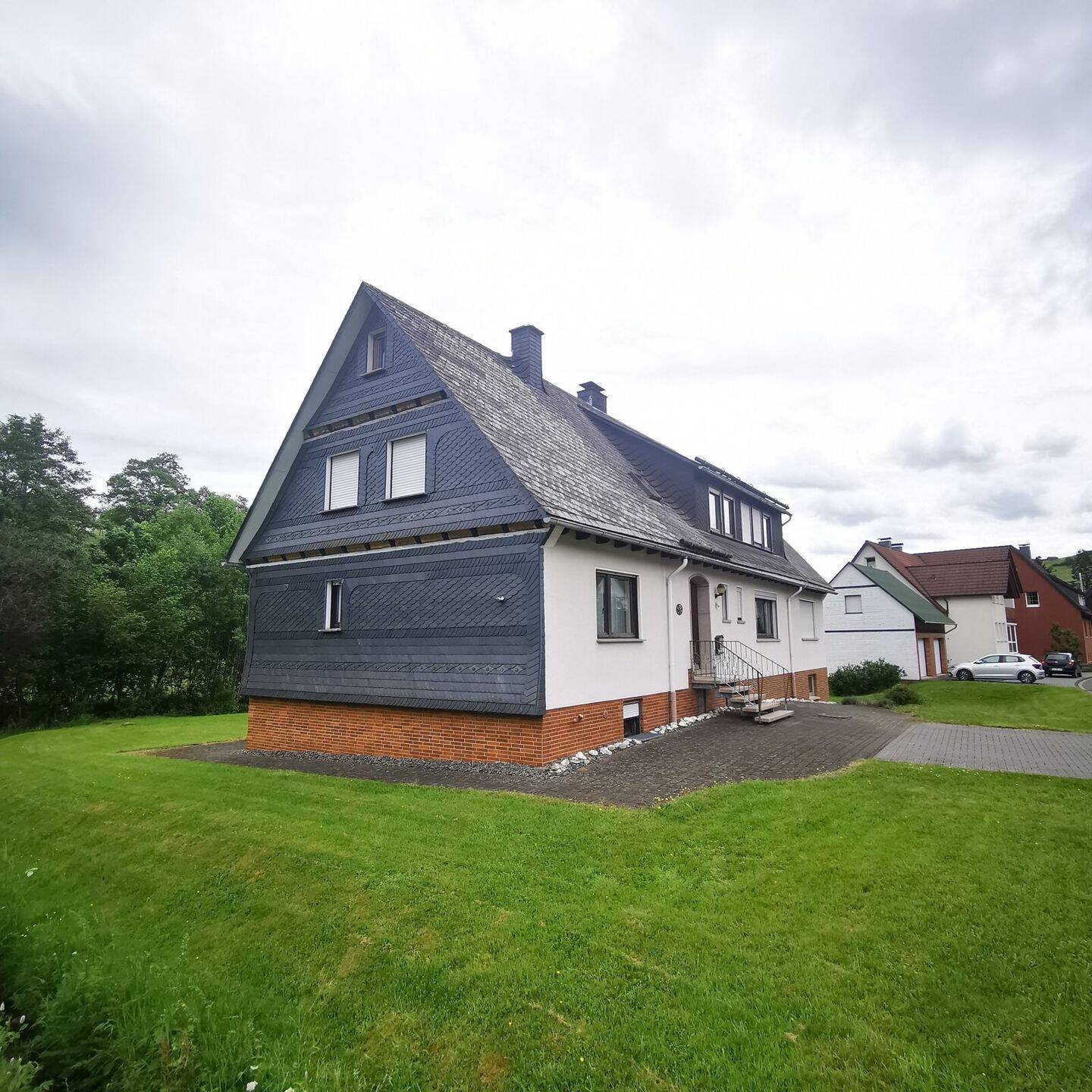 Ein Haus, viele Perspektiven - Ein-/Zweifamilienhaus in ruhiger Wohnlage von Bad Laasphe-Feudingen – Bad Laasphe – Vorschaubild 3
