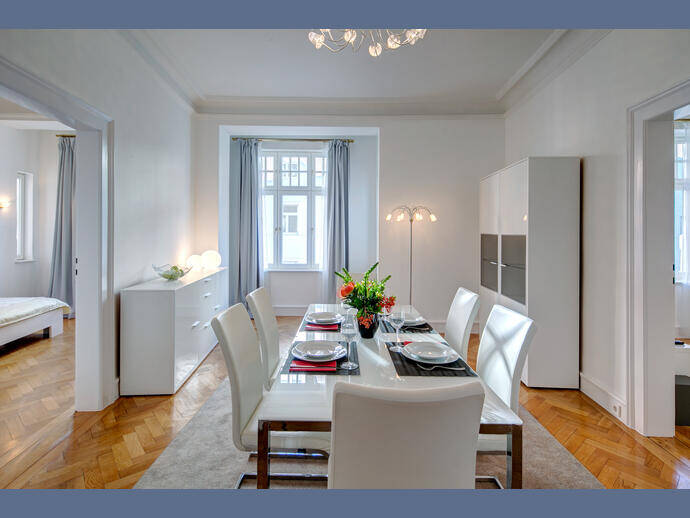 Möbliert: Maxvorstadt: Großzügige, möblierte Altbauwohnung in Toplage