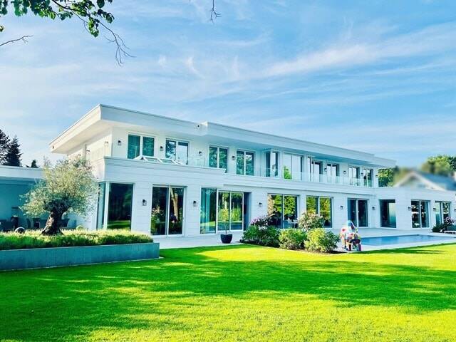 Luxuriöse und neuwertige Architekten-Villa in moderner Ästhetik mit Lift, Spa, Gym sowie Indoor- und Outdoor-Pool