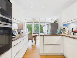 SCHWIND IMMOBILIEN - lichtdurchflutete 2-Zimmer-Wohnung mit Balkon und besonderer Architektur – 64289 Darmstadt – Vorschaubild 7