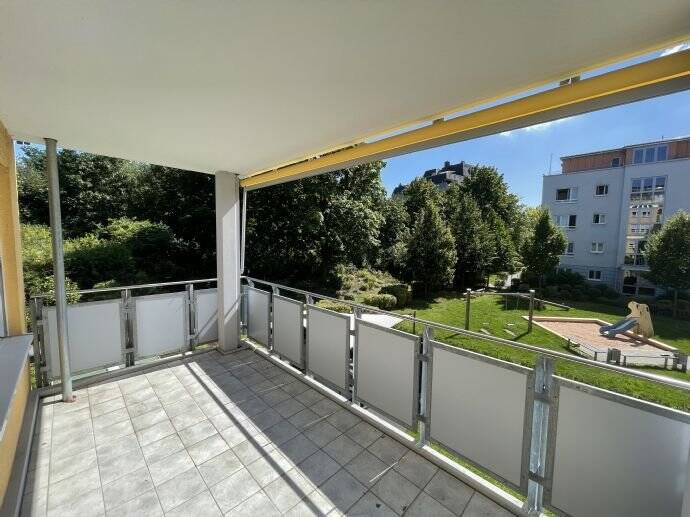 Wohnen in einer Top-Lage mit Sonnenbalkon und 2 Duschen, Einbauküche - zentral und doch im Grünen (von privat ohne Makler)