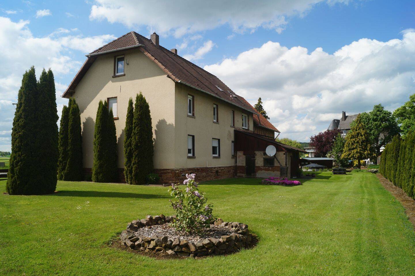 Charmantes Mehrfamilienhaus mit Garagen und großem Garten in Waldeck am Edersee – Waldeck – Bild 1 von 9