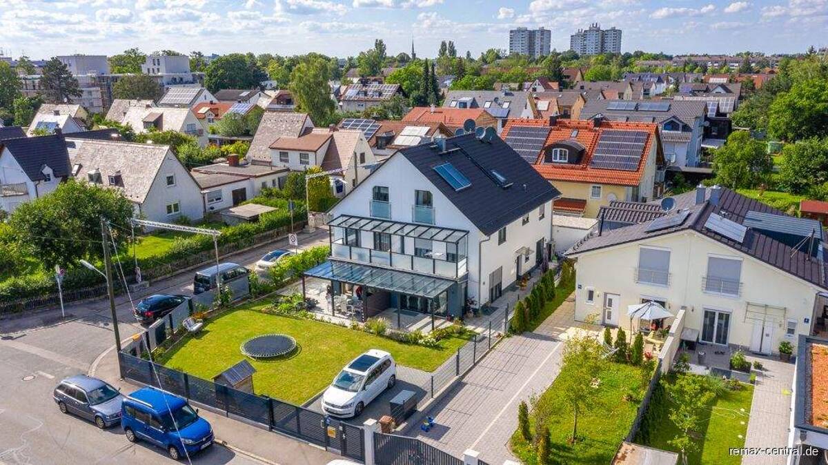 RE/MAX - Moderne DHH in München Norden! – 80935 München – Bild 1 von 9