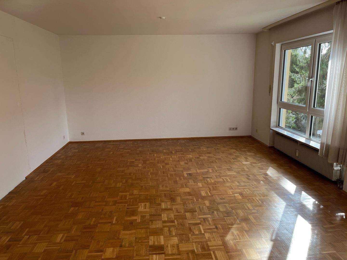 Sehr helle 4 ZW mit großzügigem Wohn-/Essbereich, Wintergarten, nagelneuem Tageslichtbad in absolut ruhiger Wohnlage in einem 3 Familien-Haus – Nürnberg – Vorschaubild 4