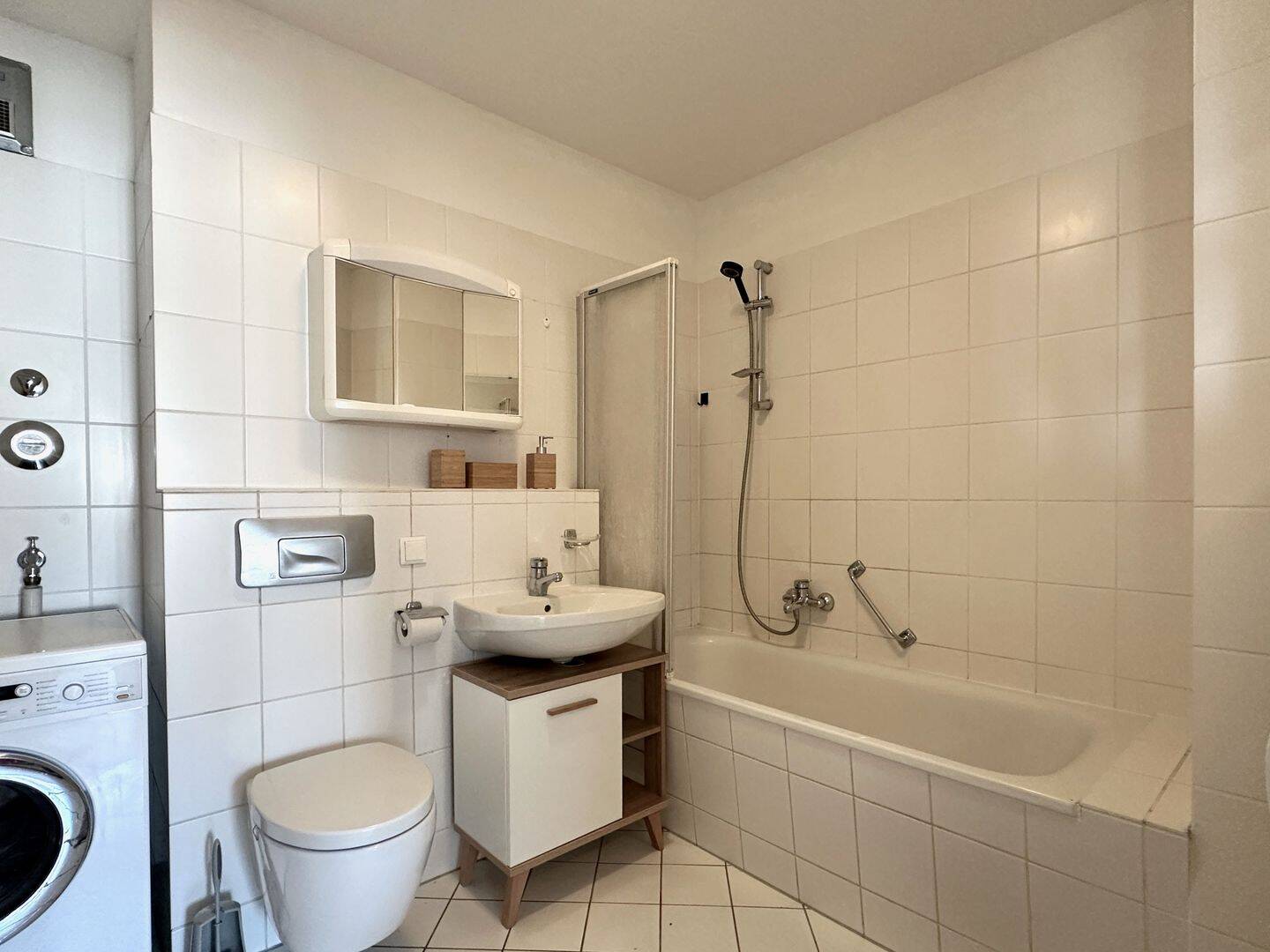 möbliert 3-Zi in Pankow + Tiefgarage - mindestens 1 max. 2 Jahre | Wannen-Bad | EBK | Balkon | LIFT – Berlin – Vorschaubild 9