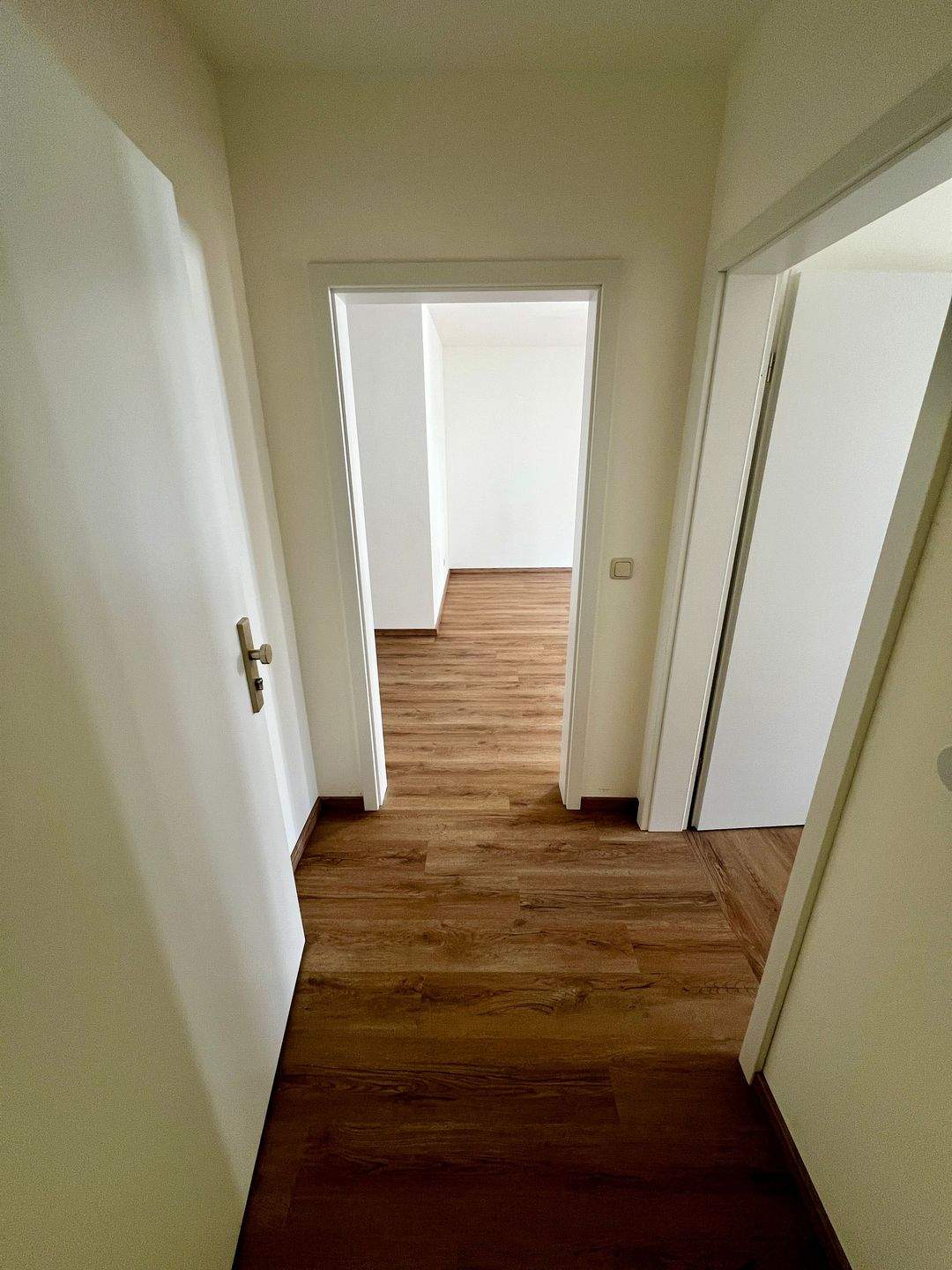 Frisch Renovierte 1-Zimmer Wohnung in entspannter Lage mit Terrasse – Regensburg – Vorschaubild 6