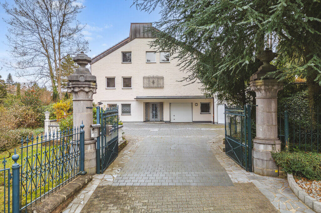 Großzügiges Einfamilienhaus mit Einliegerbüro und 2 Garagen in begehrter Südviertellage